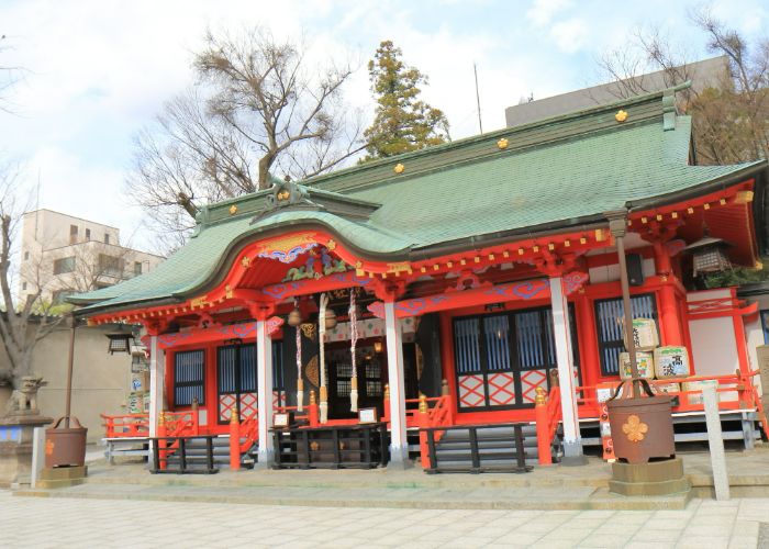 The main shrine of Fukashi Shrine has a bright red exterior and green roof tiles